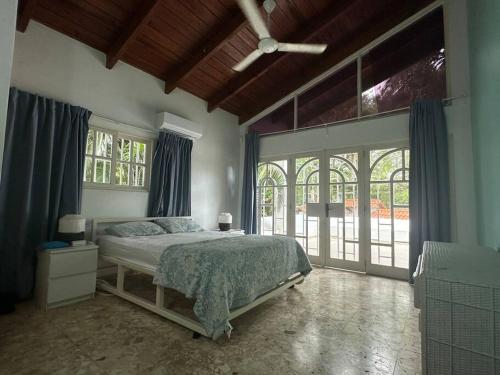 喀巴里特Villa Ramos - Private Beachfront with a View的一间卧室设有一张床和一个大窗户