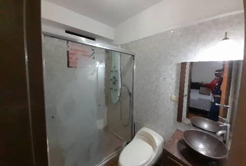 巴伦西亚Apartamento En Valencia的浴室配有2个盥洗盆、卫生间和淋浴。