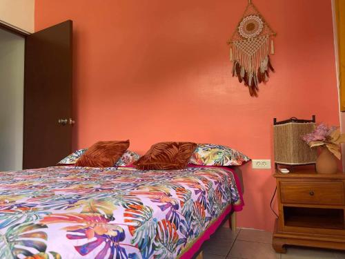 TivaH&R House的一间卧室配有一张橙色墙壁的床