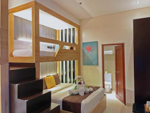 长滩岛长滩岛阿罗哈酒店的一间带双层床的卧室和一间浴室