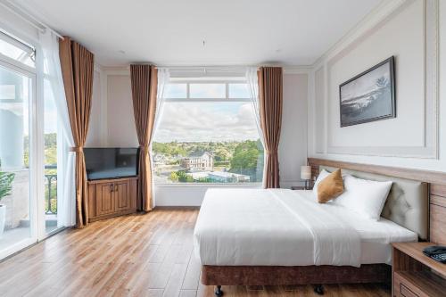 大叻PINE VIEW Hotel Dalat的一间卧室设有一张床和一个大窗户