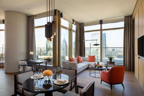 广州广州卓美亚酒店的客厅配有沙发和桌子