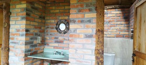 ChordelegCabaña Lato_puzhio的一间带水槽和砖墙的浴室