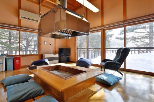 KawayuThe VILLA ABASHIRI的客厅配有大型木桌和椅子