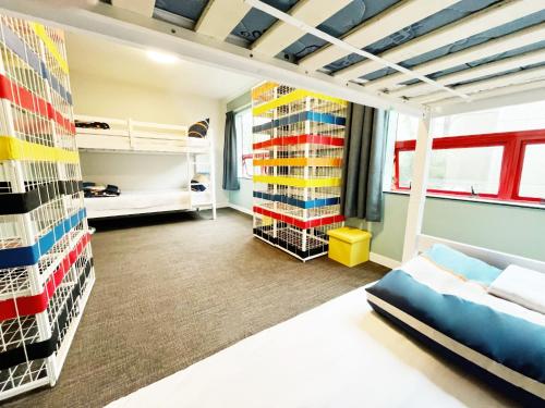 奥克兰United Auckland的宿舍间配有双层床和1张床