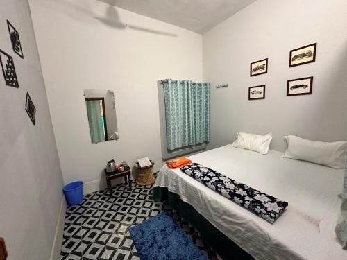 AyodhyaShanti Vatika的一间小卧室,配有床和窗户