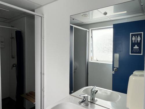 奥克兰United Auckland的一间带水槽和镜子的浴室
