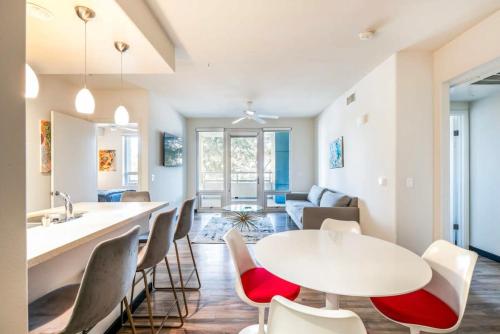 洛杉矶2BR Modern Luxury Condo WeHo的厨房以及带白色桌椅的起居室。