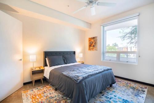 洛杉矶2BR Modern Luxury Condo WeHo的一间卧室设有一张床和一个大窗户