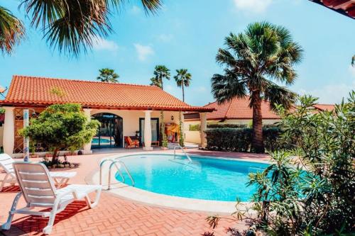 棕榈滩The elegance of Tierra del Sol with private pool的一座带游泳池和棕榈树的房子