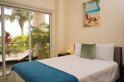棕榈滩Spectacular apartment in levent eagle beach的一间卧室设有一张床和一个大窗户