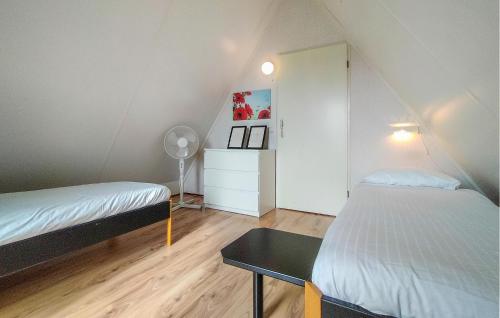 VlagtweddePet Friendly Home In Vlagtwedde With Kitchen的阁楼卧室配有两张床和一张书桌
