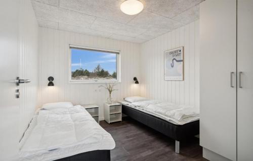 比耶勒高Lovely Home In Hvide Sande With Sauna的带窗户的客房内的两张床