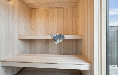 比耶勒高Lovely Home In Hvide Sande With Sauna的木墙内带长凳的桑拿浴室