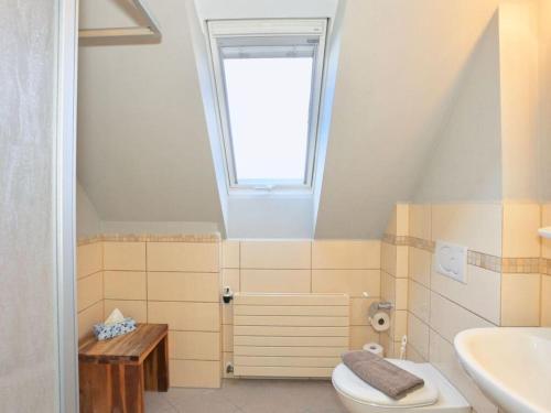 于斯德Strandhuus Modern retreat的一间带卫生间、水槽和窗户的浴室