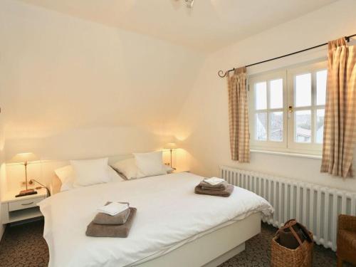 于斯德Strandhuus Modern retreat的卧室配有白色的床和窗户。