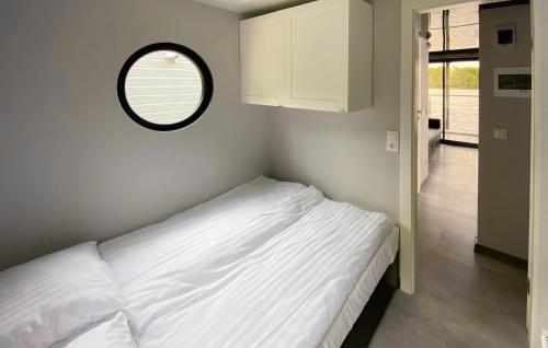 兹沃切涅茨2 Bedroom Nice Ship In Zlocieniec的卧室配有一张带镜子的白色床