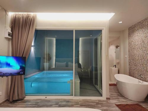 Ban Khlong Lat Bua KhaoSkyline Resort的带浴缸、浴缸和浴缸的浴室。