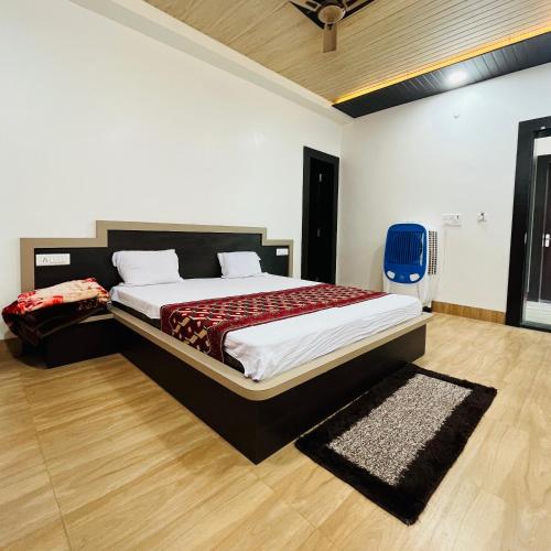 PannaHotel MI Resort的一间卧室,卧室内配有一张大床