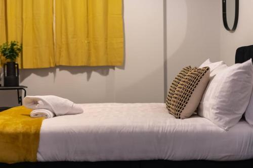 伯明翰TQ luxurious 2 bed flat的一张带枕头和毛巾的床