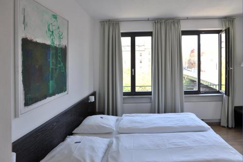 班贝格滕德姆酒店的一间卧室设有两张床和两个窗户。