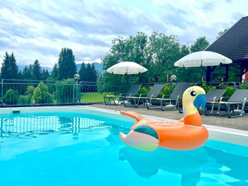 因斯布鲁克Sweet Cherry - Boutique & Guesthouse Tyrol的游泳池里的塑料橡皮鸭