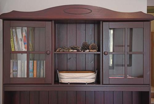 阿梅尼斯蒂斯Villa Christina的木柜,带两个玻璃门和架子