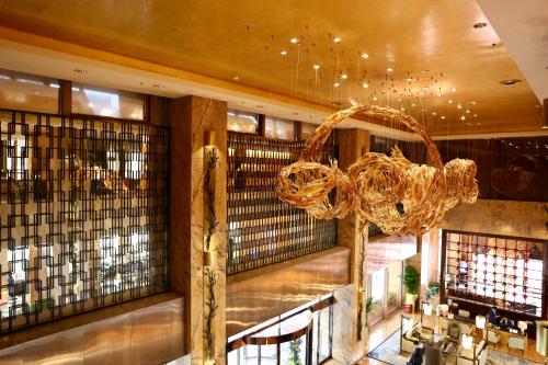 北京北京华彬费尔蒙酒店的餐厅设有吊灯,天花板上挂着吊灯