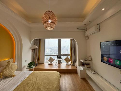 广州广州城市驿站酒店公寓- 昌岗店的一间卧室设有一张床和一个大窗户