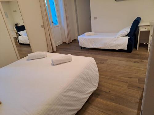 圣马蒂诺德拉巴Villa Veronesi的酒店客房,配有两张床和椅子
