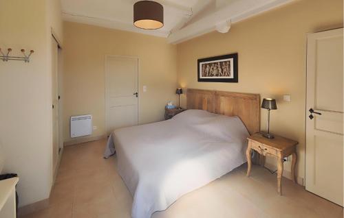 圣洛朗-德拉3 Bedroom Amazing Home In Saint-laurent-de-la-cabrerisse的卧室配有一张白色的大床和一张桌子