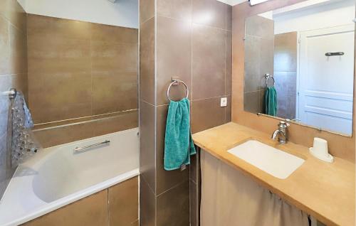 圣洛朗-德拉3 Bedroom Amazing Home In Saint-laurent-de-la-cabrerisse的一间带水槽和淋浴的浴室