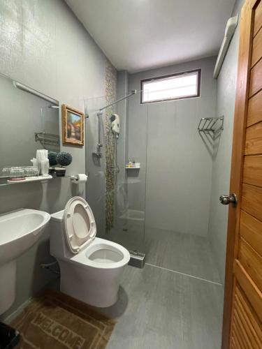 清刊โมเมนต์ แอ๊ท ริมโขง的浴室配有卫生间、淋浴和盥洗盆。