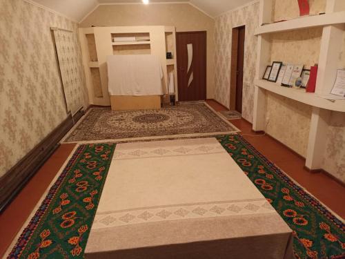 Kara-AgachTalgat & Kaabal的小房间,地板上铺有地毯