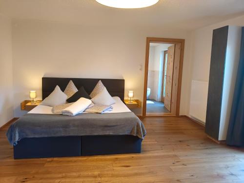 布伦纳山口格里斯伯格霍夫豪斯酒店的一间卧室配有一张大床和两个枕头