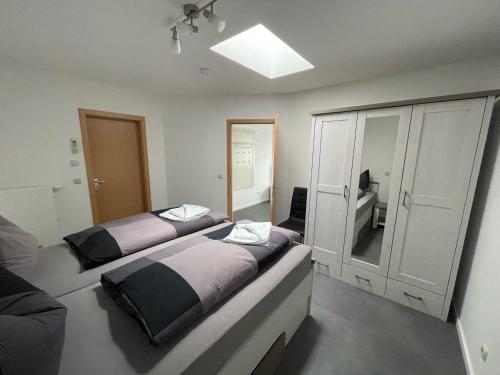 黑灵斯多夫潘克公寓的一间卧室配有两张床和镜子