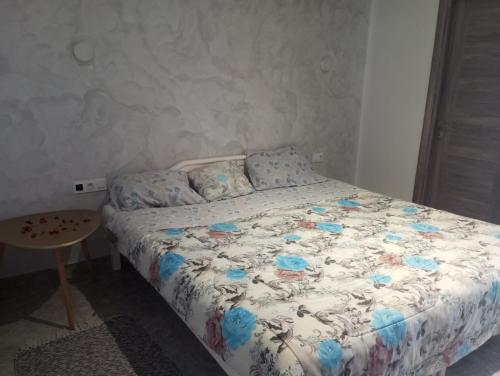 Hammamet SudVILLA BELLA VITA HAMMAMET的一间卧室,床上摆放着蓝色鲜花