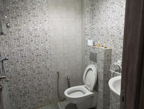 Hammamet SudVILLA BELLA VITA HAMMAMET的一间带卫生间和水槽的浴室