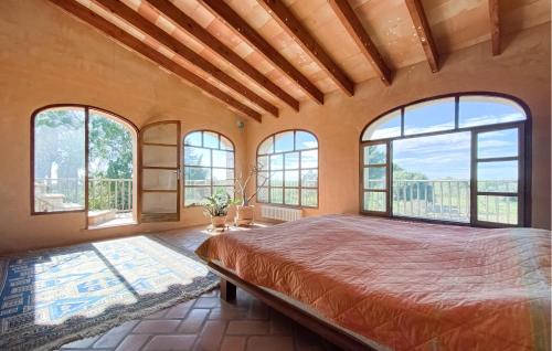 Es CarritxoCozy Home In Es Carritx With Outdoor Swimming Pool的一间带一张大床的卧室,位于带窗户的房间内