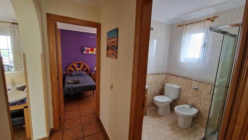 TurísEl Refugio的一间带卫生间和水槽的浴室