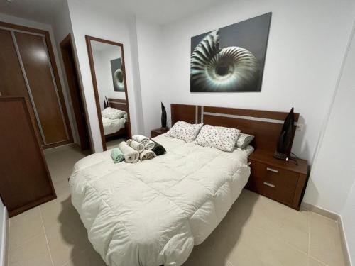 博尔瑟拉尔Ático vistas lujo 2 Marina Dor的卧室配有一张白色大床和镜子