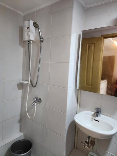达沃市JFive Homes @ 8Spatial_B2的白色的浴室设有水槽和淋浴。