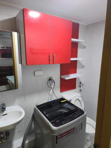 达沃市JFive Homes @ 8Spatial_B2的一间带水槽和红色橱柜的小浴室