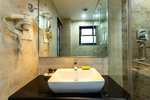 帕坦Hotel Kutumba的一间带水槽和镜子的浴室