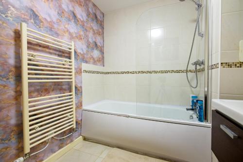 曼彻斯特Exclusive Stylish Lodge Condo的带浴缸、淋浴和盥洗盆的浴室