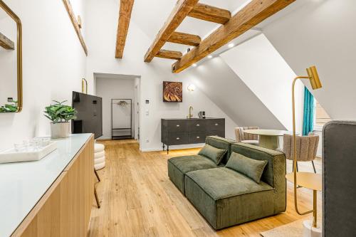 慕尼黑kalm stay - a design Aparthotel的客厅配有沙发和桌子