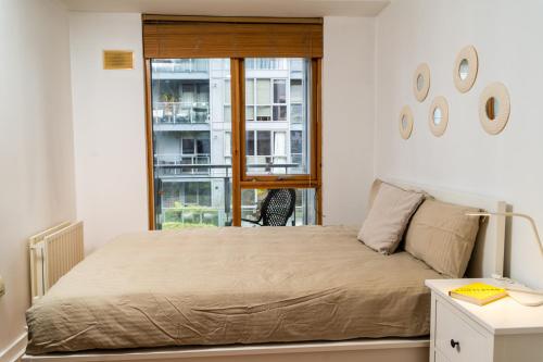都柏林Stunning 1 bedroom appartment in Grand Cannal的一间卧室设有一张大床和一个窗户。