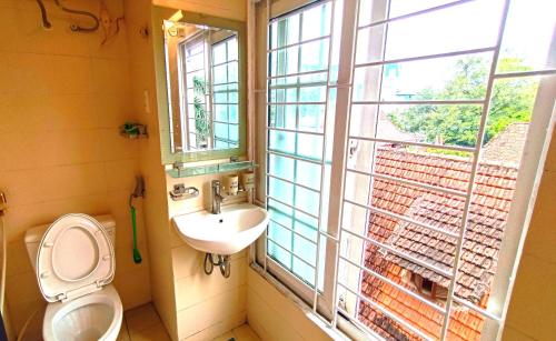 河内Gu.Inn的一间带卫生间、水槽和窗户的浴室