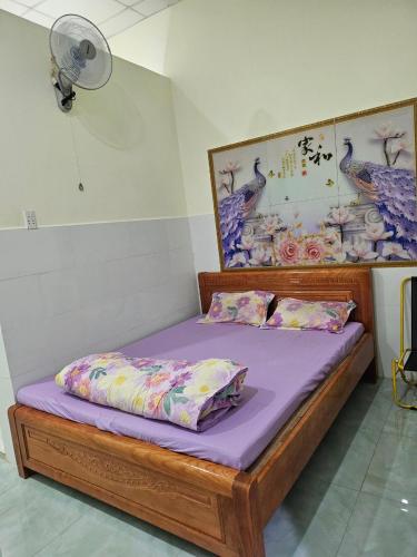 Dồng XoàiNhà trọ Hương Nguyên的一张带紫色床单和枕头的床