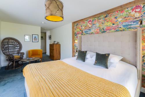 Great Eccleston卡特福德旅馆的一间卧室配有一张大床,墙上挂着一幅大画